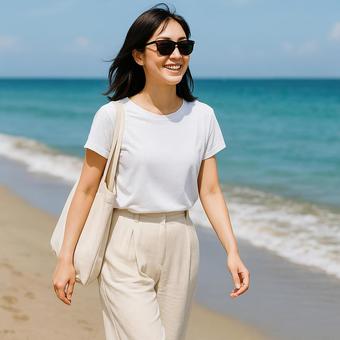 海辺を歩く女性 海辺を歩く女性の写真