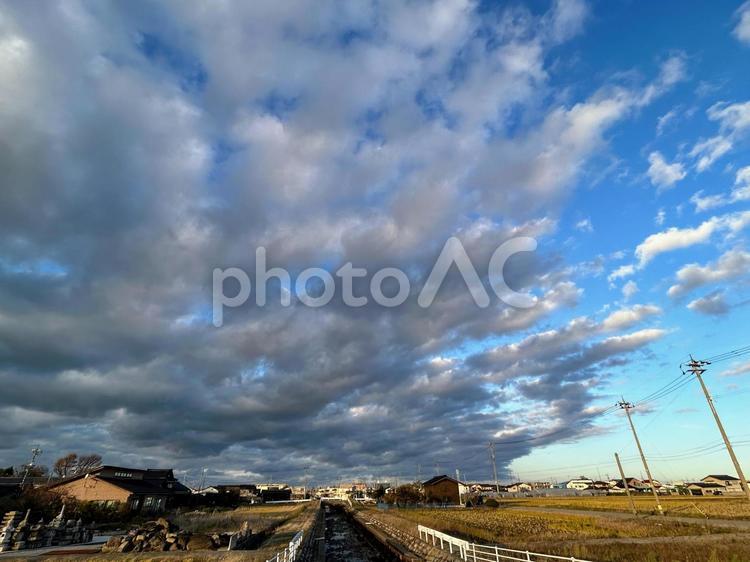 用水を覆う雲 空,秋空,自然の写真素材