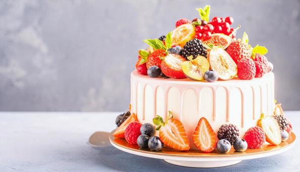 フルーツたっぷりの美しいケーキの写真