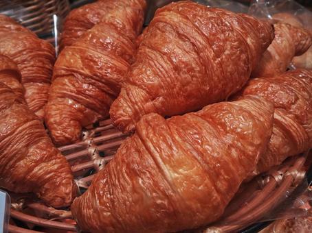 パン屋さんの焼きたてクロワッサン パン屋さんの焼きたてクロワッサン クロワッサン,パン,ベーカリーの写真素材