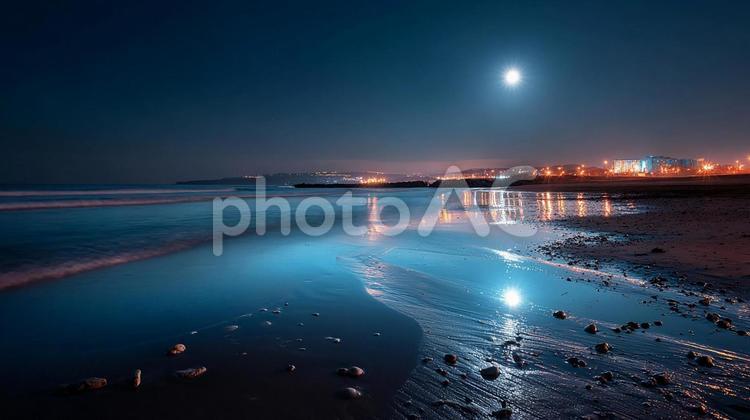 光が踊る水面：月明かりが導くビーチの夜 海,月明かり,ビーチの写真素材
