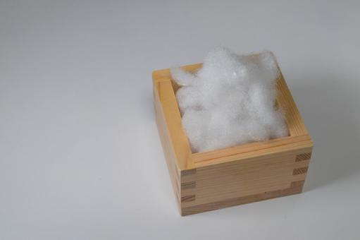 枡に盛られた白い綿とコピースペース 枡,綿,白の写真素材