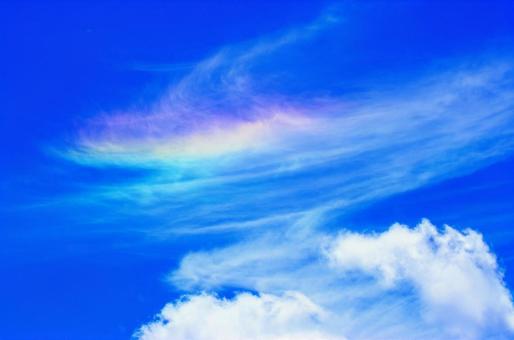 虹色になりゆく筋雲 虹色になりゆく筋雲 虹色,虹,青空の写真素材