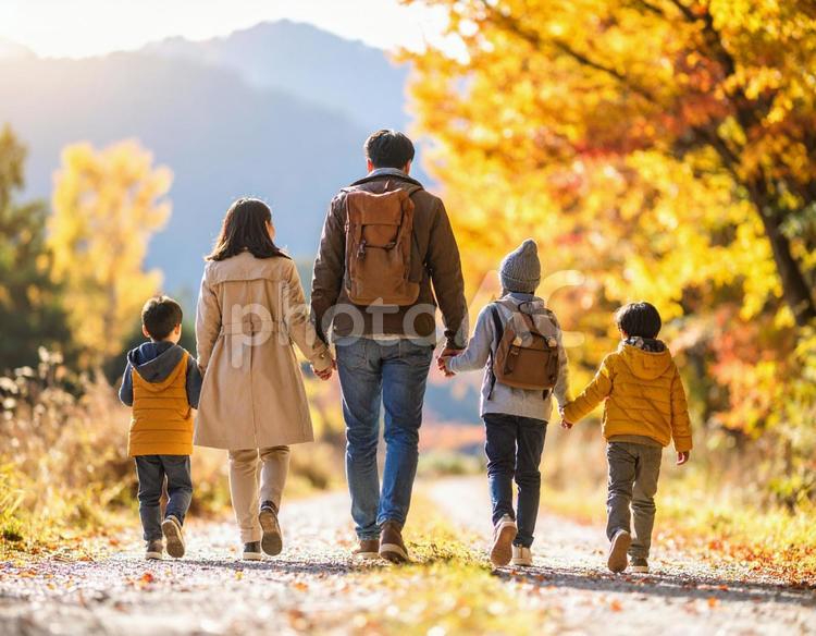 秋の紅葉の中を散歩 秋,散歩,紅葉の写真素材