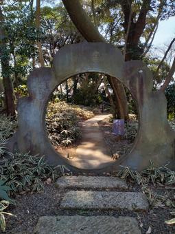 永青文庫の石門 木漏れ日,石畳,肥後細川庭園の写真素材