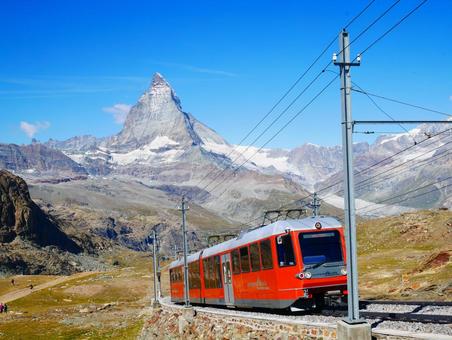 マッターホルンと山岳鉄道 スイス,マッターホルン,ツェルマットの写真素材