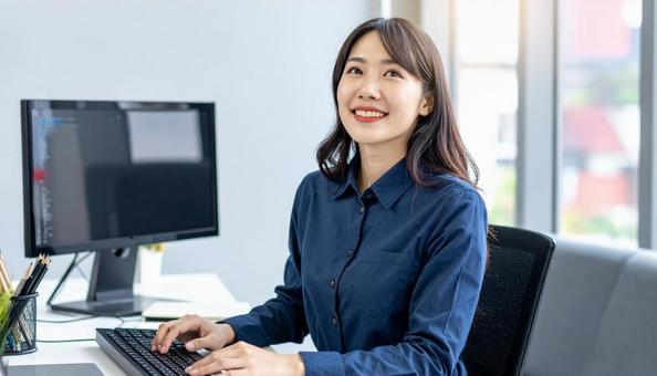 オフィスの若い日本人女性エンジニア オフィスの若い日本人女性エンジニアの写真