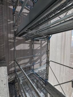 リフォーム工事現場のビルの鉄骨の足場 リフォーム工事現場のビルの鉄骨の足場 鉄骨,鉄骨足場,作業足場の写真素材