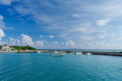 海上から上原港と鳩間島を望む 海上から上原港と鳩間島を望む の写真