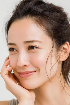 上を見つめ微笑む若い女性 上を見つめ微笑む若い女性の写真