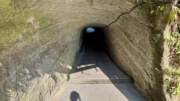 銭洗トンネル 銭洗トンネルの写真