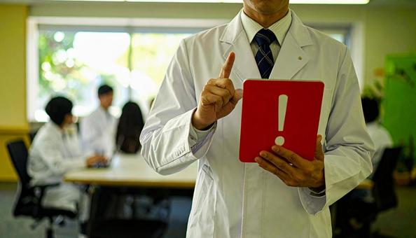 アクシデントイメージ 「!」を持つ男性 アクシデントイメージ 「!」を持つ男性の写真