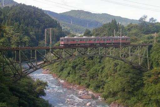 富山地方鉄道、千垣鉄橋を渡る17480型 富山地方鉄道,富山地鉄,地鉄の写真素材