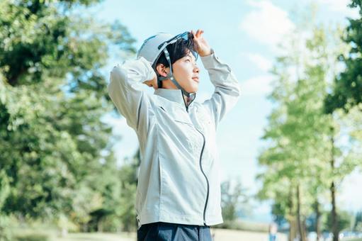 青空を見上げる作業着の男性 ビジネス 青空を見上げる作業着の男性 ビジネス 作業服,作業員,作業着の写真素材