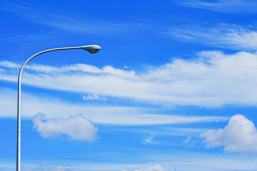 青い空と白い雲と街灯 青い空と白い雲と街灯の写真