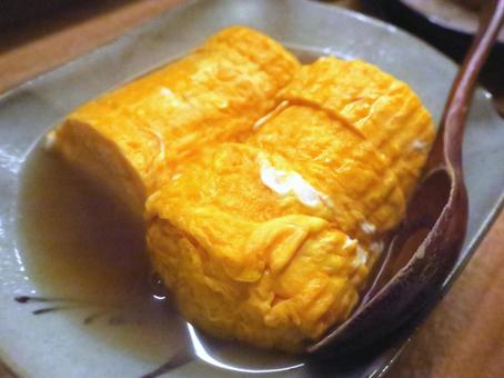 たっぷりのだし汁に浸かった出汁巻き玉子 たっぷりのだし汁に浸かった出汁巻き玉子 出汁巻き玉子,卵焼き,卵料理の写真素材