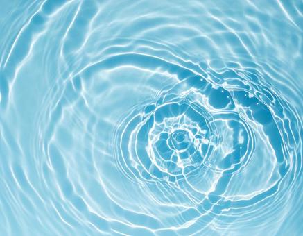 透明感のある青い水面に広がる波紋 透明感のある青い水面に広がる波紋の写真