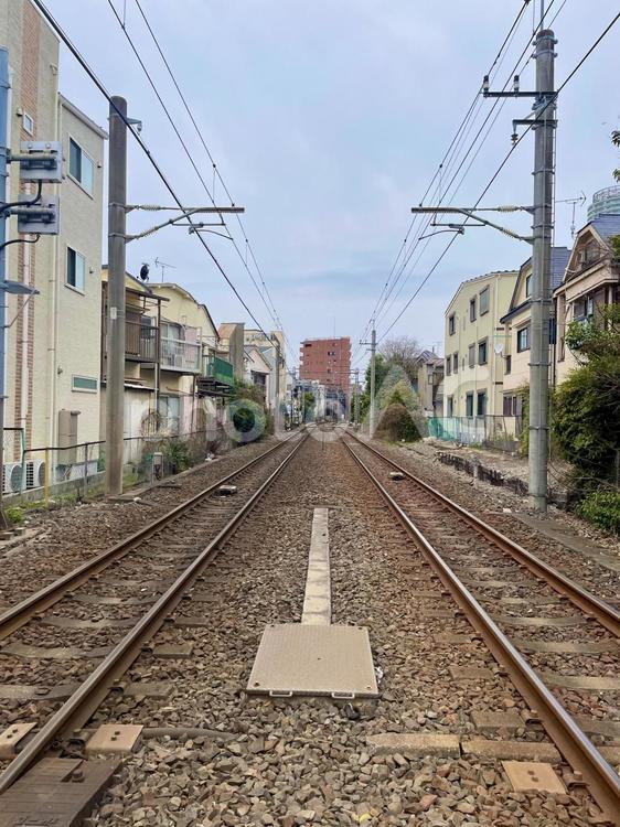 住宅街を通る真っ直ぐな線路 線路,鉄道,住宅街の写真素材