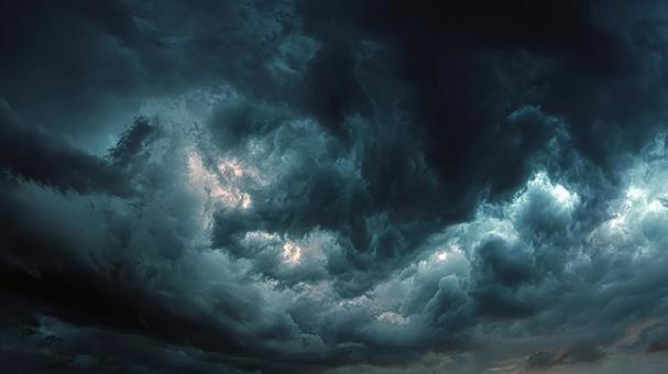 山々を覆う暗く不穏な嵐の雲 山々を覆う暗く不穏な嵐の雲の写真