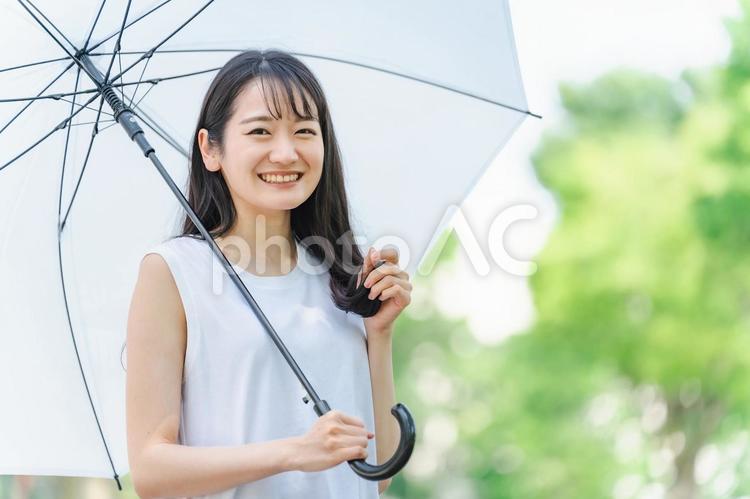 髪を持つアジア人女性(笑顔・傘) 髪,傘,梅雨の写真素材