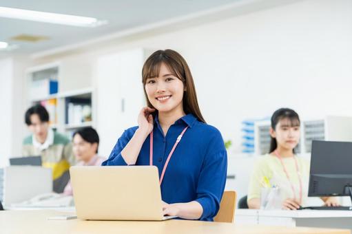 オフィスで働く若いビジネスウーマン ビジネスウーマン,オフィス,女性の写真素材