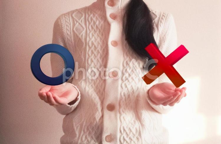 ○×を選ぶ女性 マル,バツ,記号の写真素材