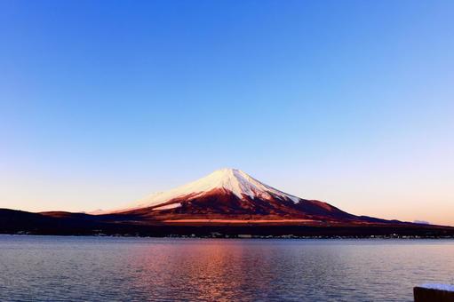 河口湖からみた正月の早朝の赤富士 河口湖からみた正月の早朝の赤富士 赤富士,謹賀新年,赤の写真素材