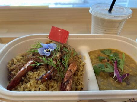 エビビリヤニの華やかなプレート／横 エビビリヤニ,ビリヤニ,インドカレーの写真素材