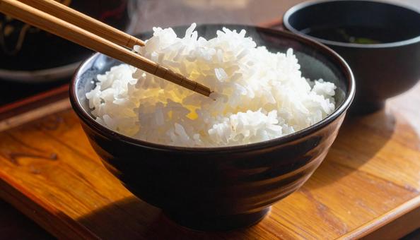 茶碗に盛り付けたご飯を箸でとる 茶碗に盛り付けたご飯を箸でとるの写真