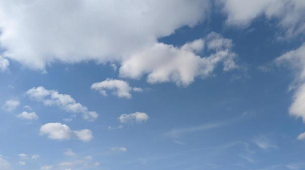 青い空と雲と太陽の日差しの風景 青い空と雲と太陽の日差しの風景の写真