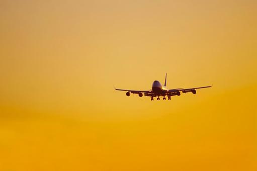 飛行機と夕焼け 飛行機と夕焼けの写真