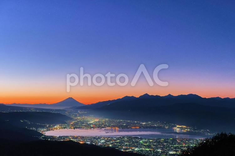 高ボッチ山からみる富士山の夜明けと諏訪湖の夜景 冬,自然,夜明けの写真素材