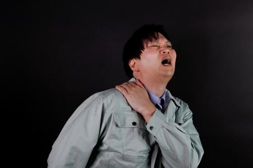 肩の痛みを訴える男性 肩の痛みを訴える男性の写真