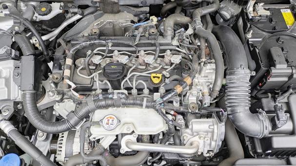 国産車のエンジンルーム メンテナンス エンジン,エンジンルーム,掃除の写真素材