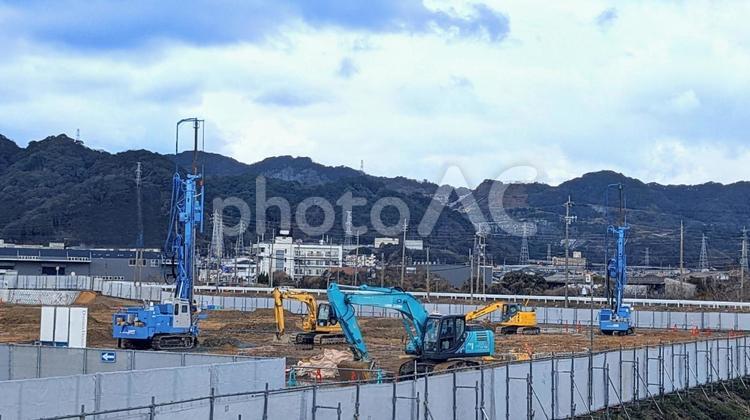 土地の改良工事をしている工業用地 工事現場,工事車両,工場の写真素材
