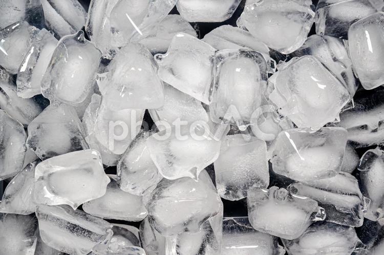 黒背景の製氷機の氷 氷,アイスブロック,ブロックアイスの写真素材