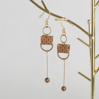 ゴールド×レザーのデザインピアス ピアス,アクセサリー,ハンドメイドの写真素材