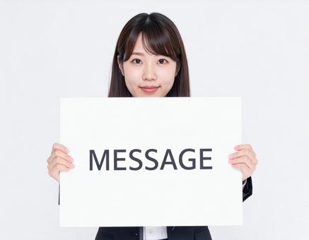 「メッセージ」と書いたボードをもつ若者 「メッセージ」と書いたボードをもつ若者の写真