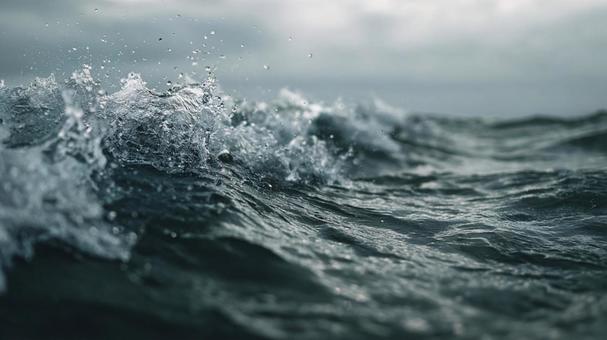 嵐を予感させる暗い海の波間 嵐を予感させる暗い海の波間の写真