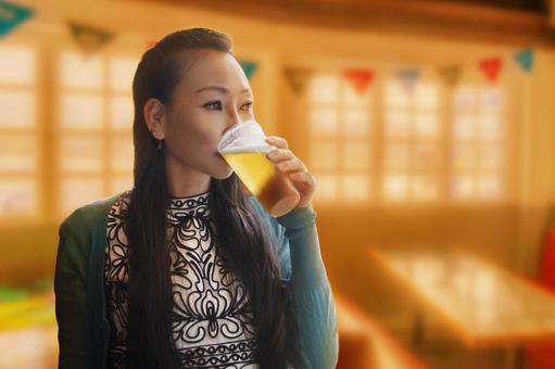 ビールを飲む女性 ビールを飲む女性 女性,人物,ビールの写真素材