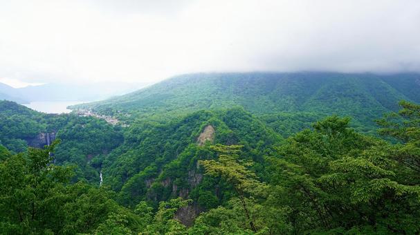 明智平展望台から見える華厳の滝と中禅寺湖 中禅寺湖,華厳の滝,明智平の写真素材