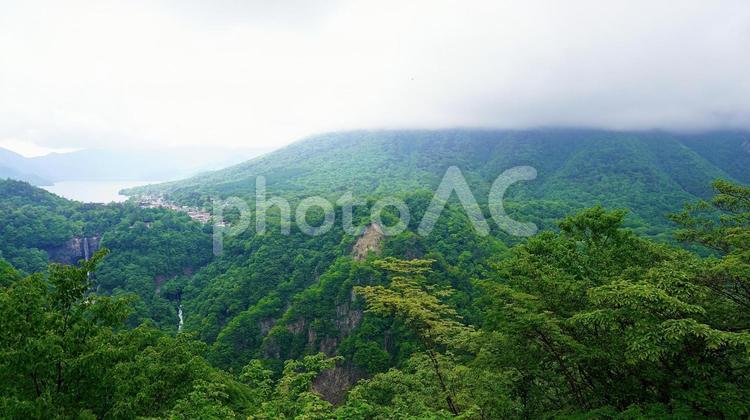 明智平展望台から見える華厳の滝と中禅寺湖 中禅寺湖,華厳の滝,明智平の写真素材
