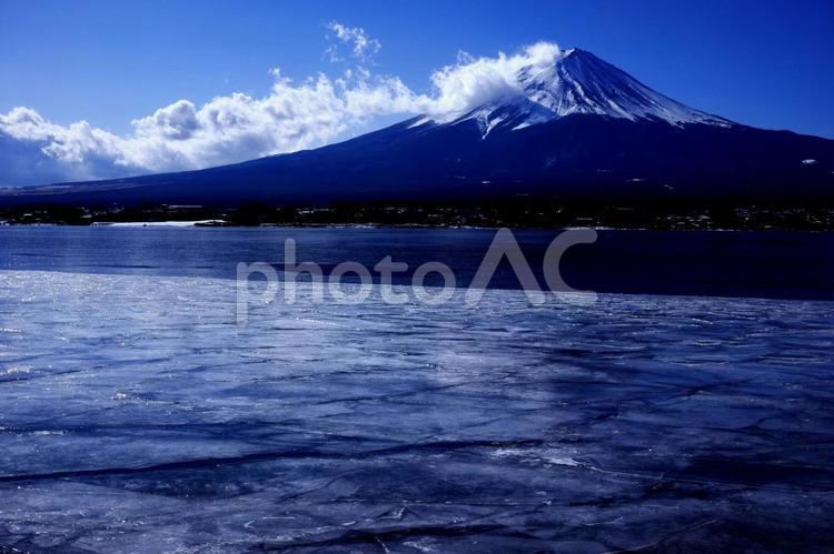 河口湖湖畔から見る富士山 富士山,河口湖,氷結の写真素材