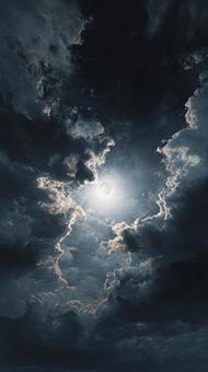 雲間に現れた、光り輝く月と無数の星々 雲間に現れた、光り輝く月と無数の星々の写真
