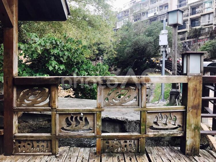 台湾の温泉街で撮影した温泉のマークが彫られた木 マーク,台湾,撮影の写真素材