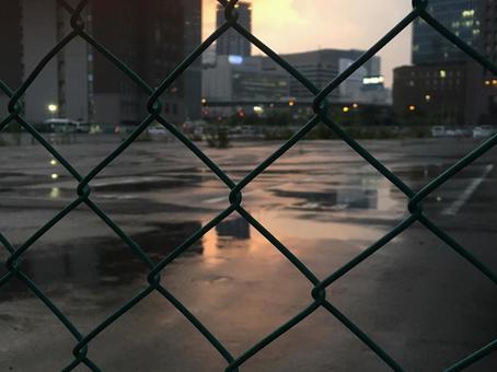 雨上がりの都会のコンクリートとフェンス 雨上がりの都会のコンクリートとフェンスの写真