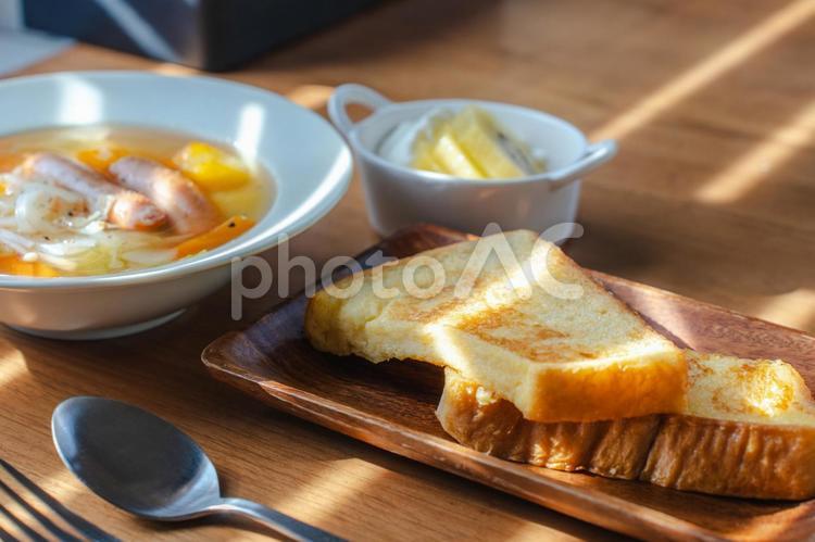 フレンチトーストとスープが並ぶ洋風の朝食 朝食,フレンチトースト,トーストの写真素材