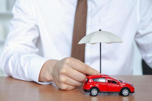 傘と赤い車と男性の手元 保険業,事務職,接客業の写真素材