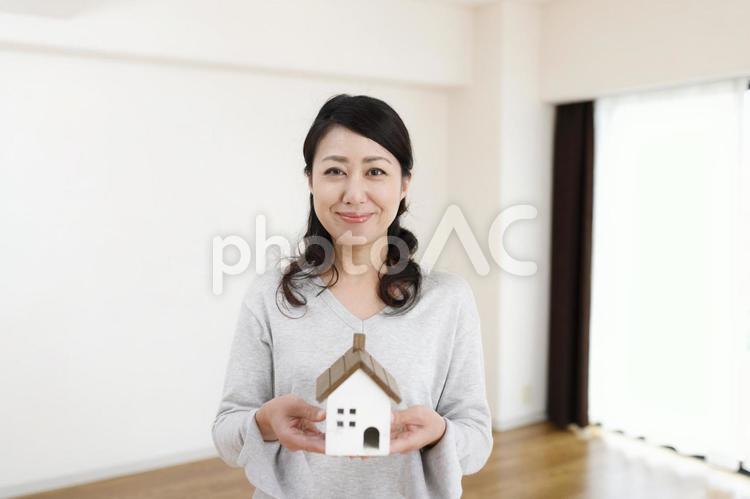女性と住宅イメージ 住宅,家,建築の写真素材