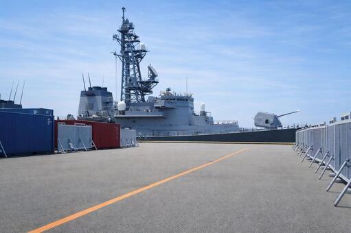 護衛艦のレーダーマストと前部甲板 護衛艦,マスト,レーダーの写真素材